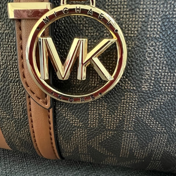 NWT MICHAEL KORS MEDIUM DAFFLE SATCHEL HANDBAG - Picture 3 of 8